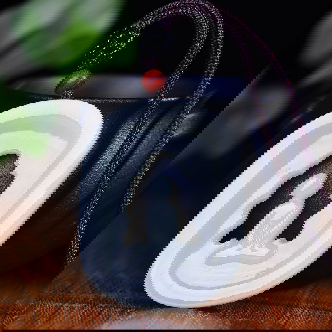 An Exquisite White Jade Hollow Buddha Pattern Pendant: An Exquisite White Jade Hollow Buddha Pattern Pendant,Size:1.5inx2inx0.3in (寓意)精心雕刻,做工精细,意境深远 白