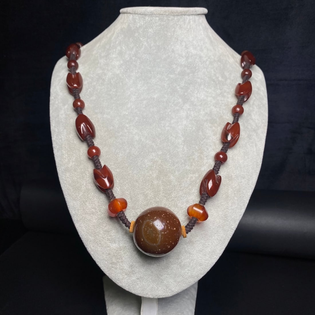 A Precious Agate Necklace - 8