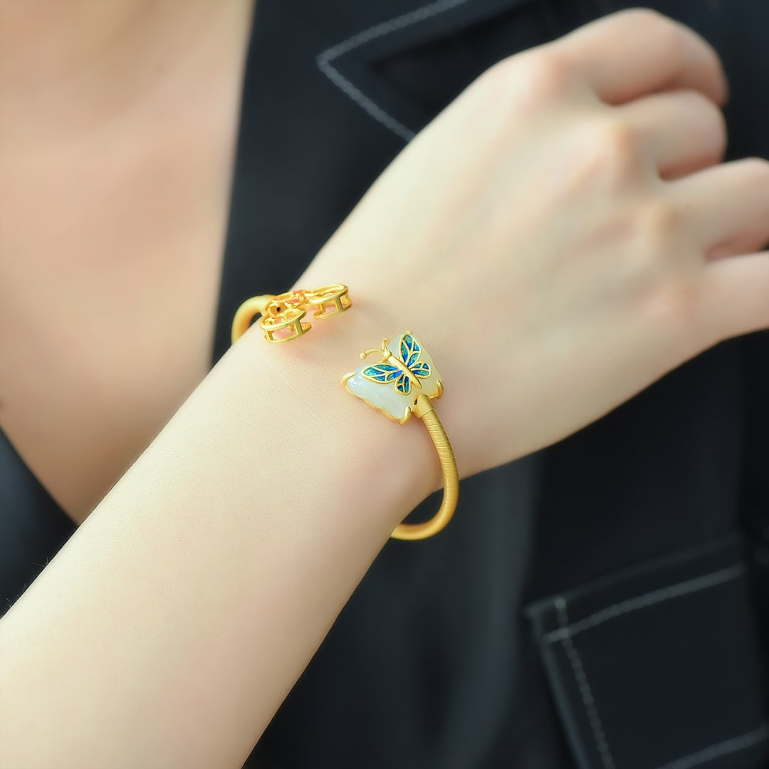 An Exquisite Sterling Silver-Gold Plated Inlaid White Jade Bracelet: An Exquisite Sterling Silver-Gold Plated Inlaid White Jade Bracelet 纯银镀金镶白玉手镯