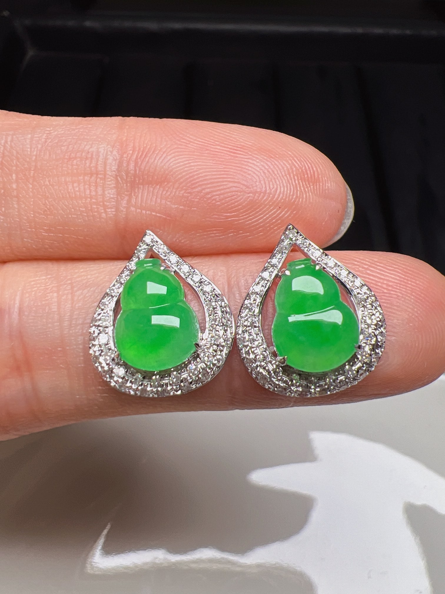 A Pair of Exquisite 18k Gold Diamond Inlaid Jadeite Earrings: A Pair of Exquisite 18k Gold Diamond Inlaid Jadeite Earrings,Size(Loose Stone):0.4inx0.3in 一对18k金钻镶嵌翡翠耳钉
