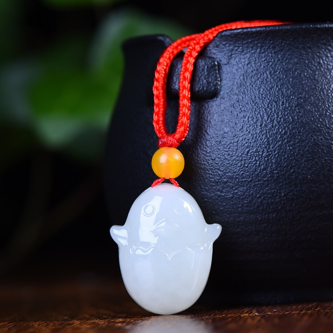 An Exquisite White Jade Chick Pendant: An Exquisite White Jade Chick Pendant,Size:0.7inx0.9in (寓意)吉祥 大吉大利 白玉小鸡挂件