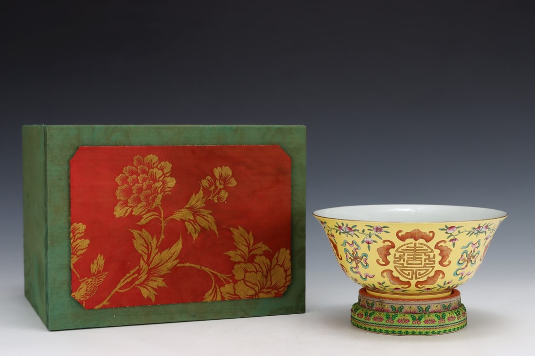 An Exquisite Famille-Rose Bats and Peach Pattern Bowl: An Exquisite Famille-Rose Bats and Peach Pattern Bowl,Qing Dynasty, China,Guangxu Six-character Mark,Size:3.4inx7.7in 粉彩福寿纹碗,中国清代,