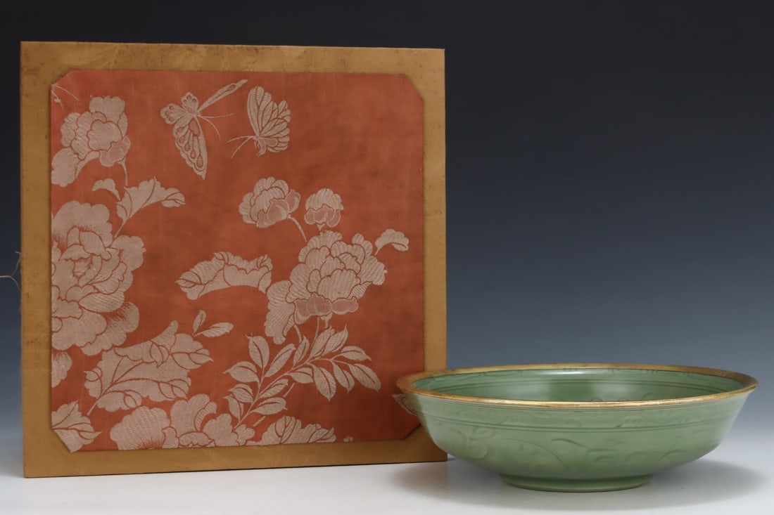 An Exquisite Longquan yao Celadon Glazed Cover with Gold Flower Pattern Plate: An Exquisite Longquan yao Celadon Glazed Cover with Gold Flower Pattern Plate,Song Dynasty,China,Size:3inx10.2in 