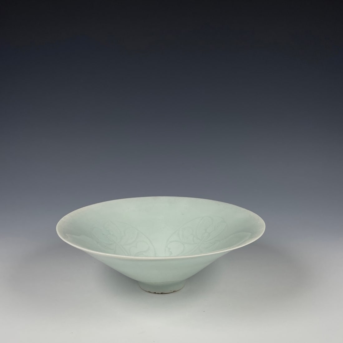 An Exquisite Hutian yao Flower Pattern Bowl: An Exquisite Hutian yao Flower Pattern Bowl,Song Dynasty,China,Size:1.6inx5.1in 湖田窑花卉纹碗,中国宋代