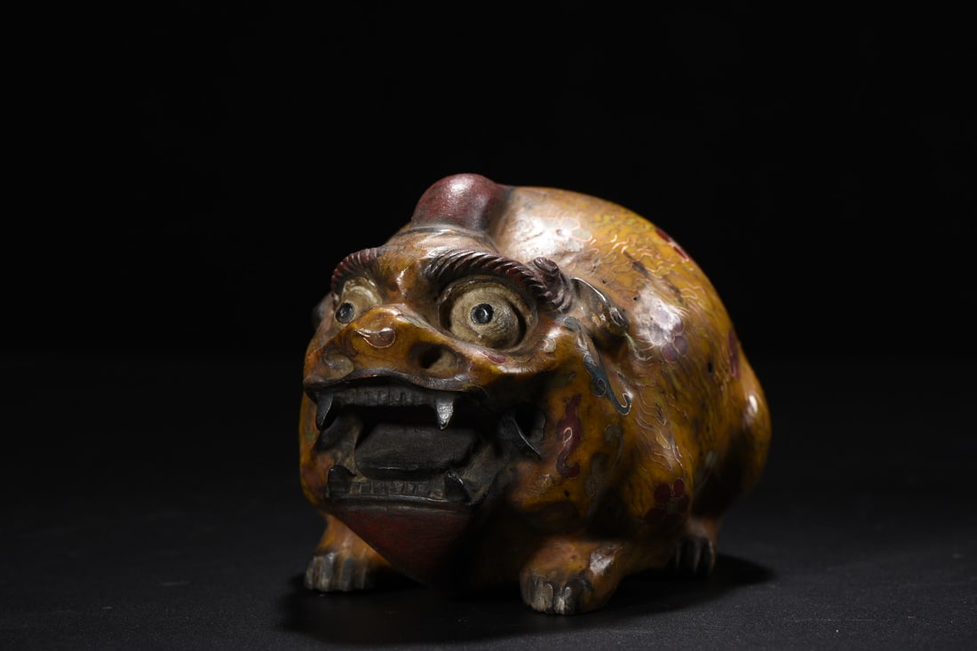An Exquisite Cloisonne Wealth-Attracting Creature Ornament: An Exquisite Cloisonne Wealth-Attracting Creature Ornament,Qing Dynasty,China,Size:3.9inx5.9inx3.9in,Weight:1660g 