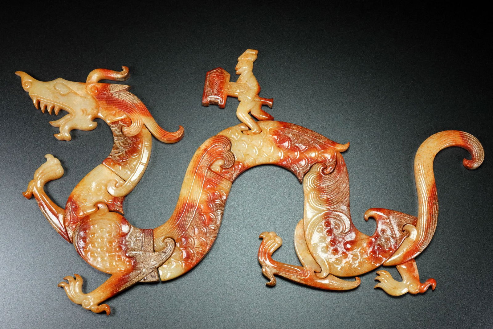 An Exquisite White Jade Dragon Ornament: An Exquisite White Jade Dragon Ornament,Qing Dynasty,China,Size:11.4inx0.2inx6.7in,Weight:355g 白玉龙摆件,中国清代