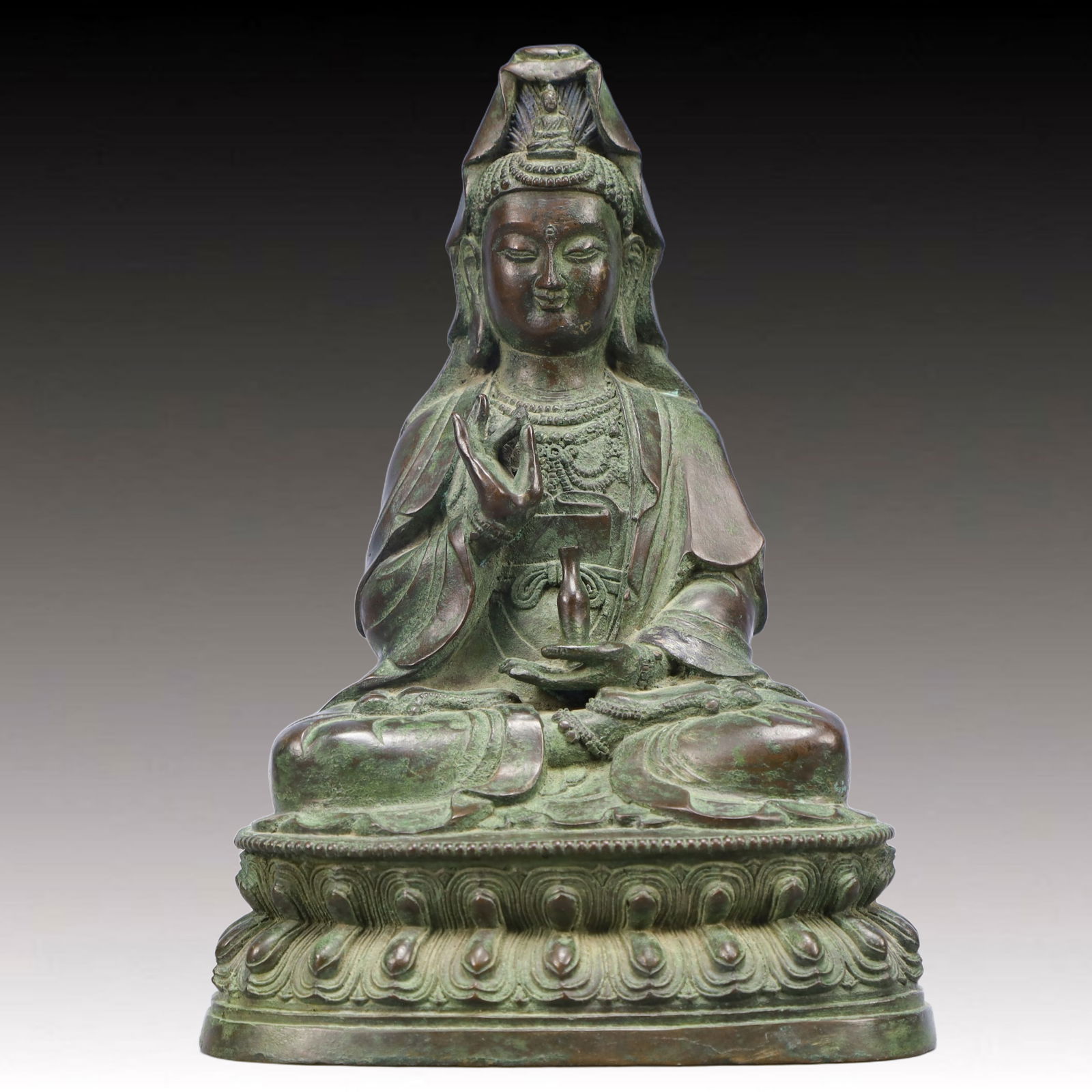 A Solemn Bronze Statue of Avalokitesvara: A Solemn Bronze Statue of Avalokitesvara,Qing Dynasty, China,Size:5.9inx3.9inx9.1in,Weight:2750g 铜观音像,中国清代