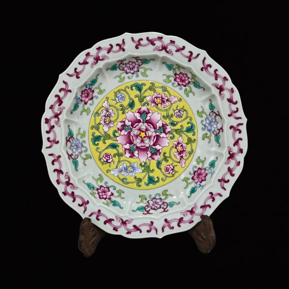 An Exquisite Famille-Rose Flower Pattern Plate (1 of 7)