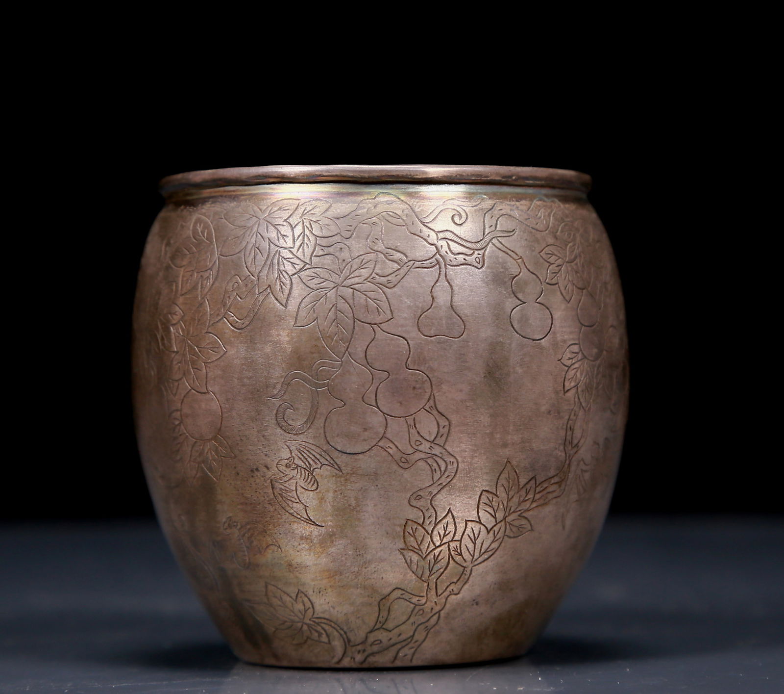 An Exquisite Silver Gourd Pattern Jar: An Exquisite Silver Gourd Pattern Jar,Qing Dynasty, China,Size:2.6inx2.8in,Weight:140g 银葫芦藤纹罐,清代