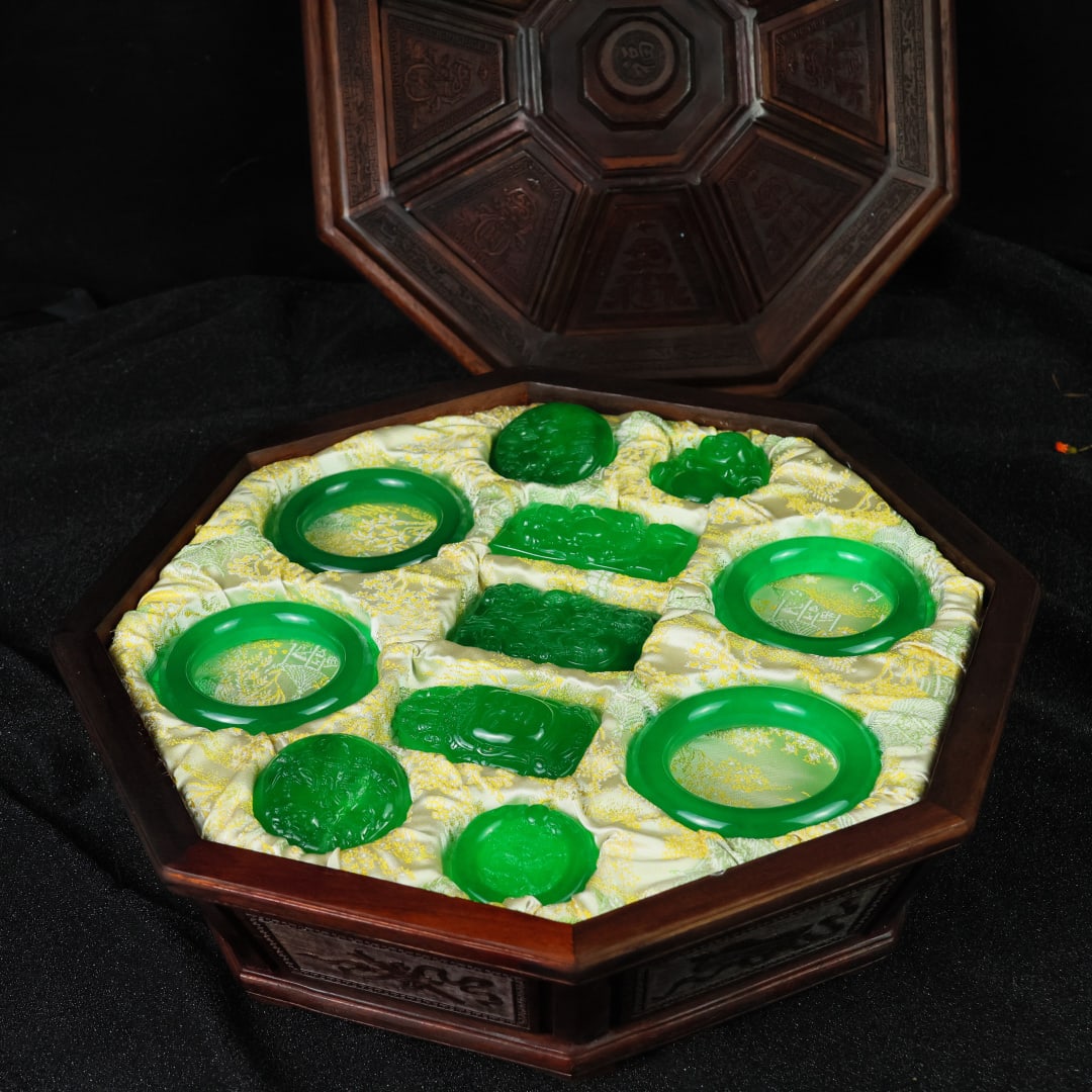 A Set of Fine Jewelry: A Set of Fine Jewelry 一套精美的首饰