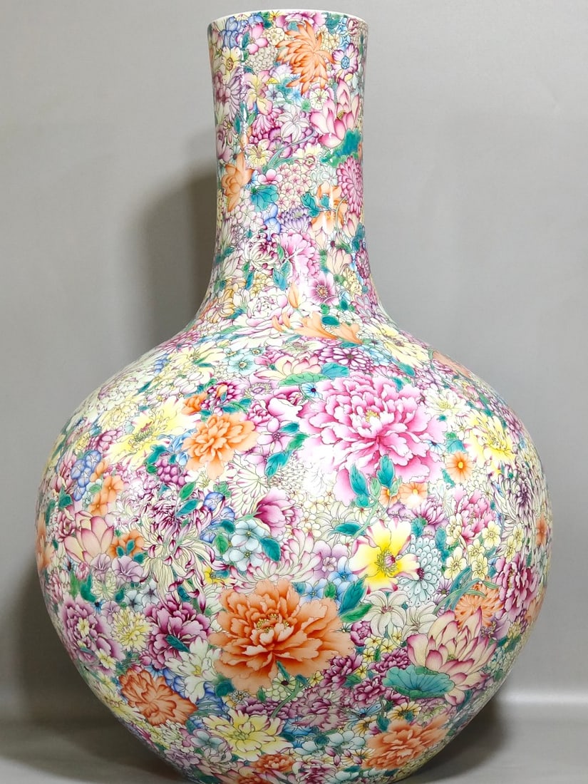 An Exquisite Famille-Rose Flower Pattern Vase (1 of 9)