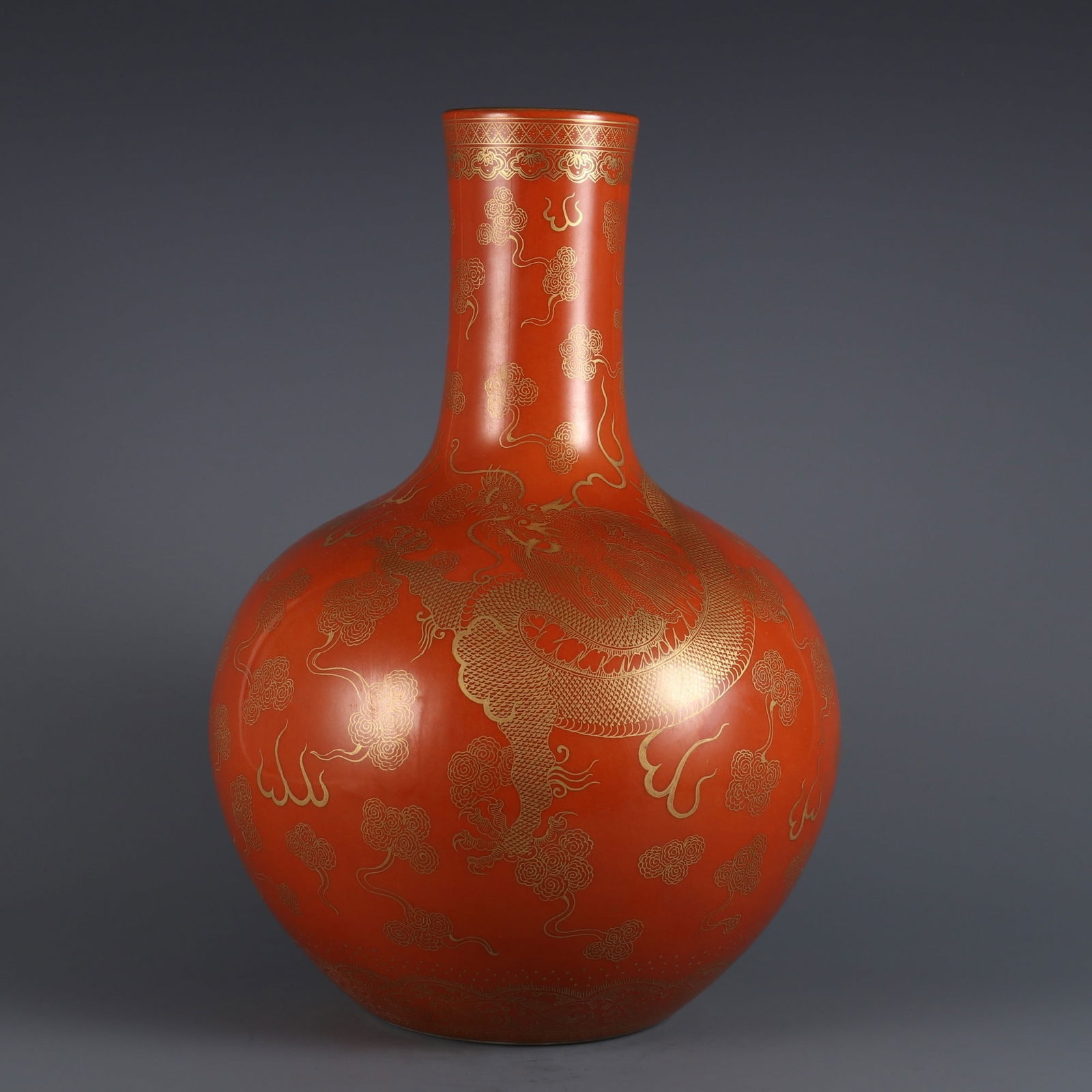 An Exquisite Iron-Red Painted Gold Auspicious Cloud and Dragon Pattern Vase: An Exquisite Iron-Red Painted Gold Auspicious Cloud and Dragon Pattern Vase,Qing Dynasty,China,Qianlong Six-character Mark,Size:14.3inx3in 矾红描金祥云龙ń