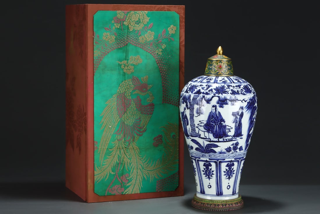 An Exquisite Blue and White Character and Story Pattern Bottle (1 of 8)