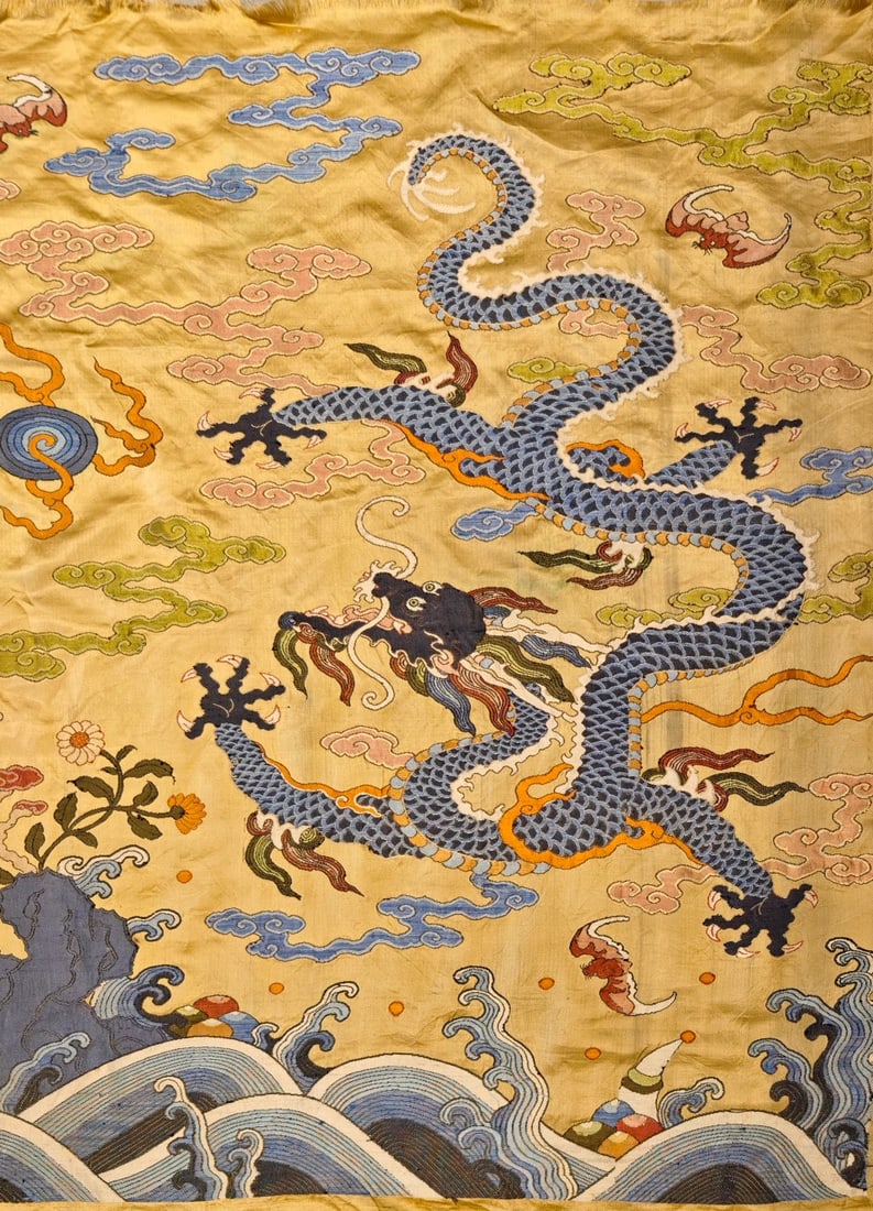 An exquisite dragon pattern brocade - 2
