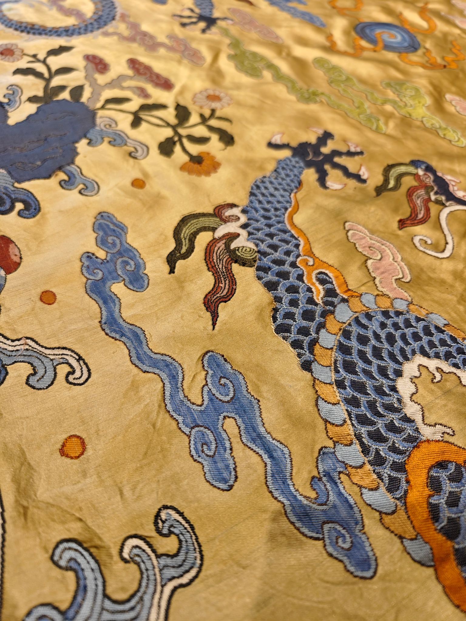 An exquisite dragon pattern brocade - 4