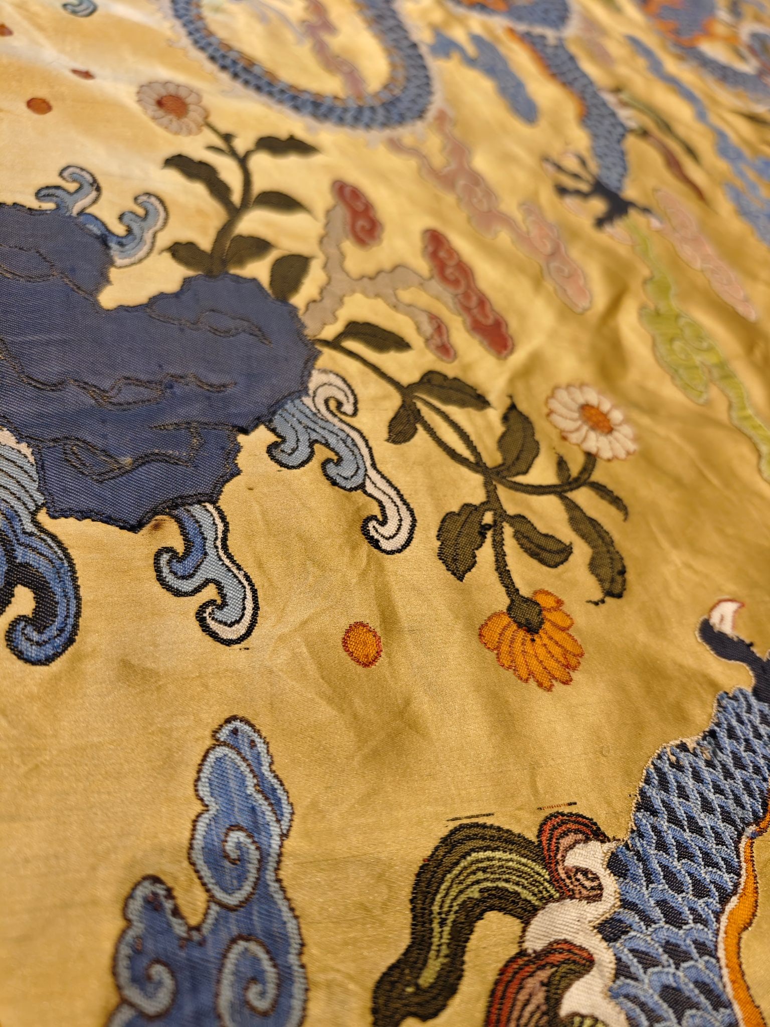 An exquisite dragon pattern brocade - 5