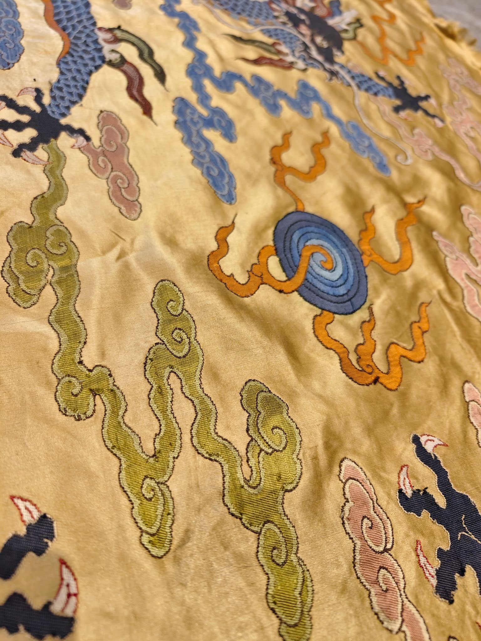 An exquisite dragon pattern brocade - 8