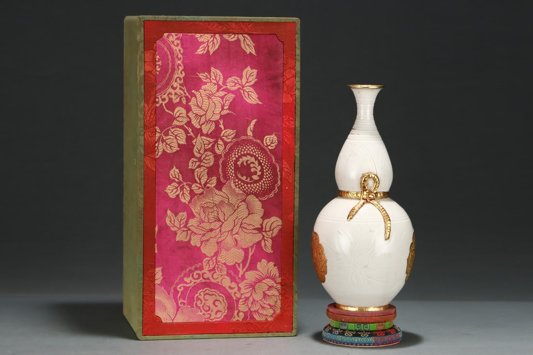 An Exquisite Ding yao White Glazed Phoenix Pattern Gourd-Shaped Vase: An Exquisite Ding yao White Glazed Phoenix Pattern Gourd-Shaped Vase,Size:11.7inx5.3in,Song Dynasty,China,with Mark 定窑白釉凤纹葫芦瓶,中