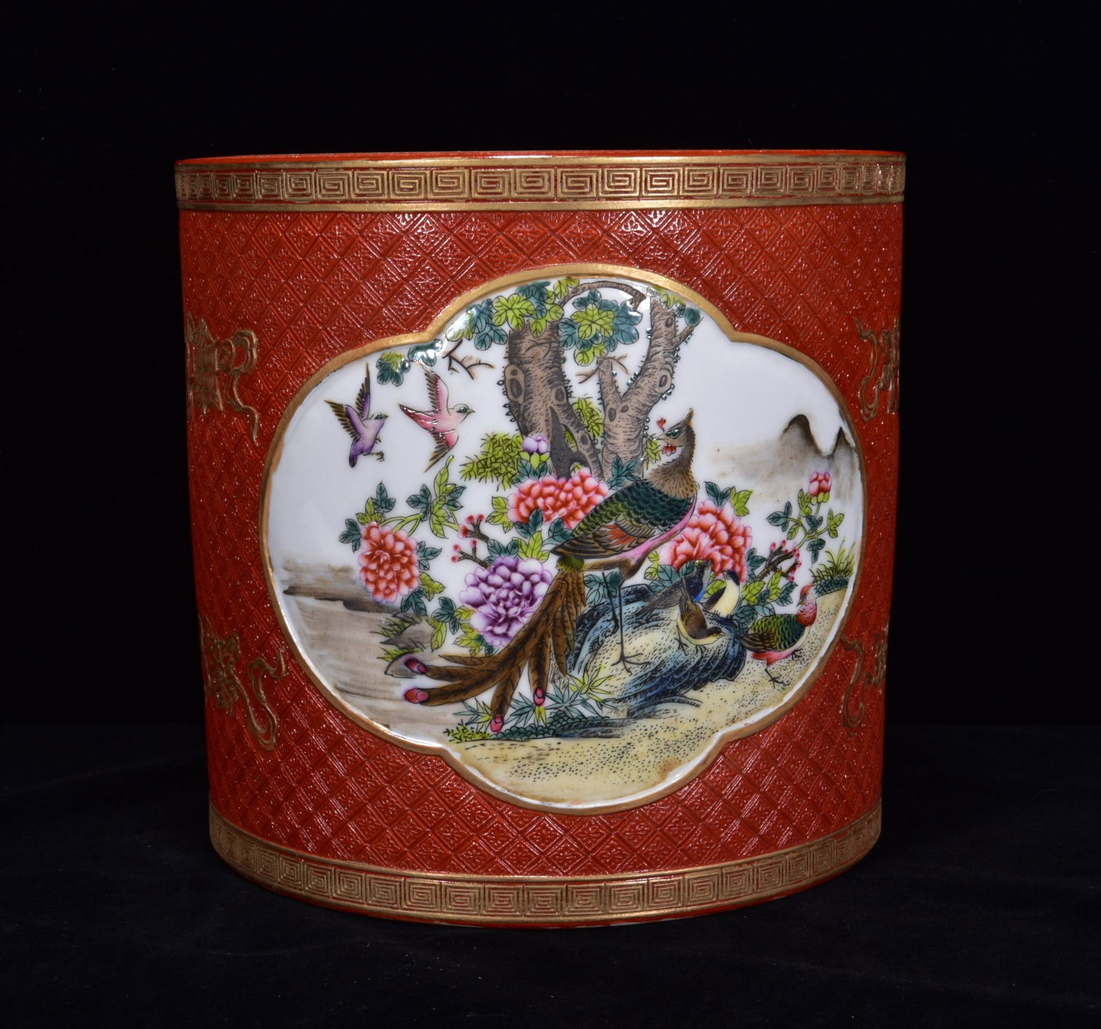 An Exquisite Red Glazed Flower and Bird Pattern Brush Pot: An Exquisite Red Glazed Flower and Bird Pattern Brush Pot,Qing Dynasty,China,Qianlong Six-character Mark,Size:8.3inx8.3in 红釉花鸟纹笔筒,中国ę