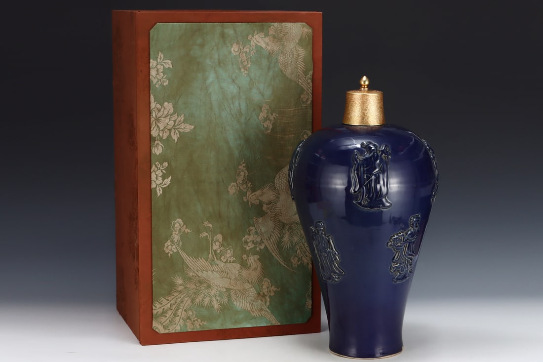 A Huge Ji Blue Glazed Figure Pattern Bottle: A Huge Ji Blue Glazed Figure Pattern Bottle,Yuan Dynasty,China,Size:19.7inx10.4in 霁蓝釉人物纹盖瓶,中国元代