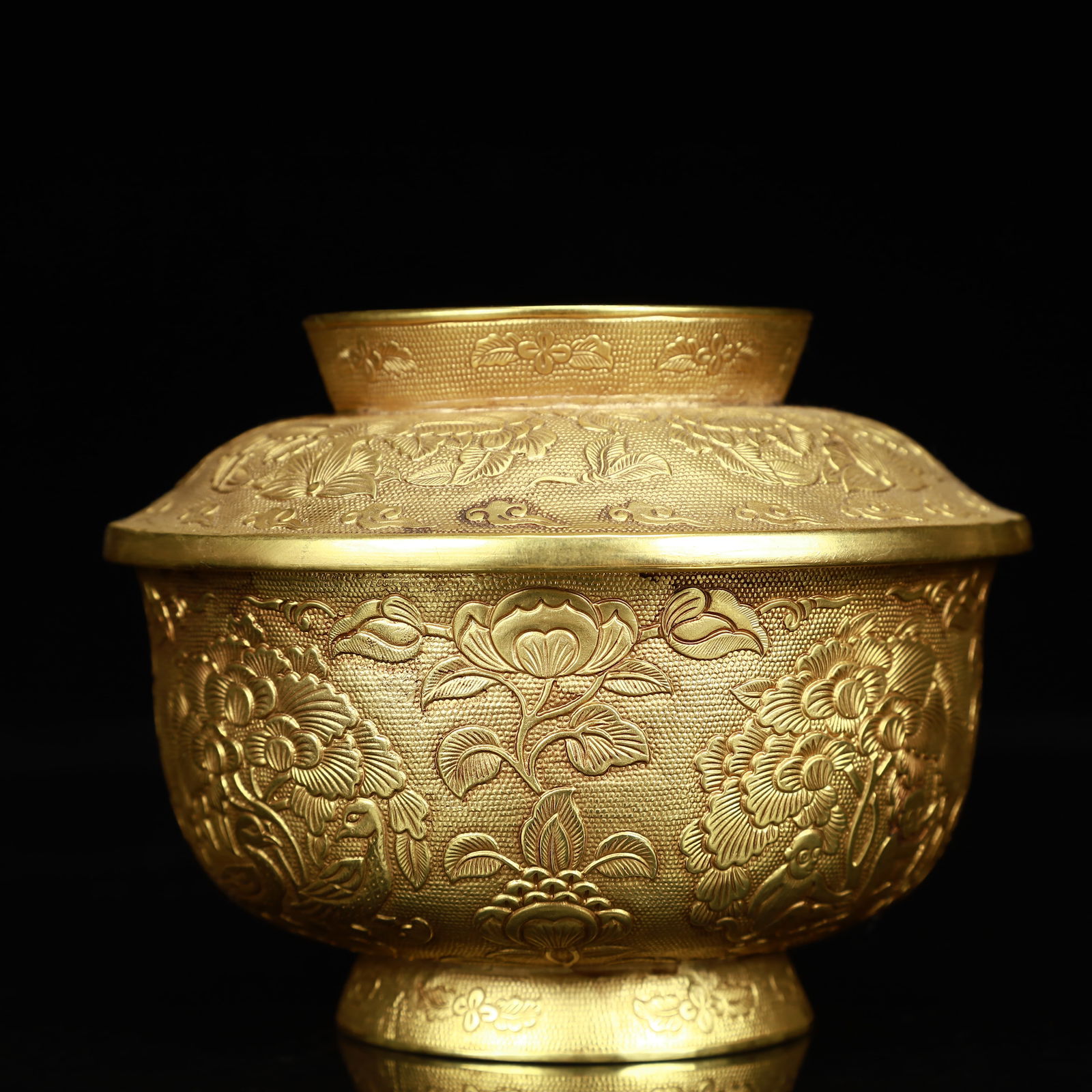 An Exquisite Gilt Bronze Flower Pattern Vase - 2