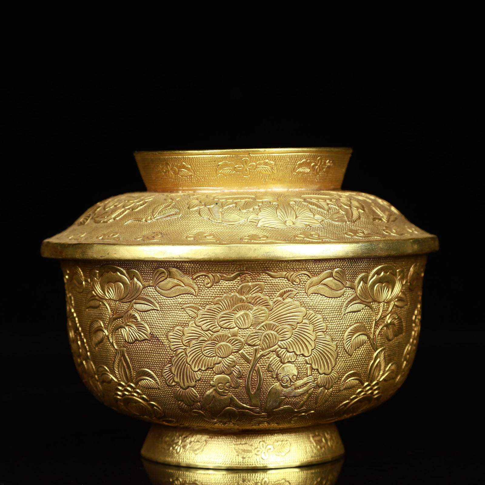 An Exquisite Gilt Bronze Flower Pattern Vase - 5