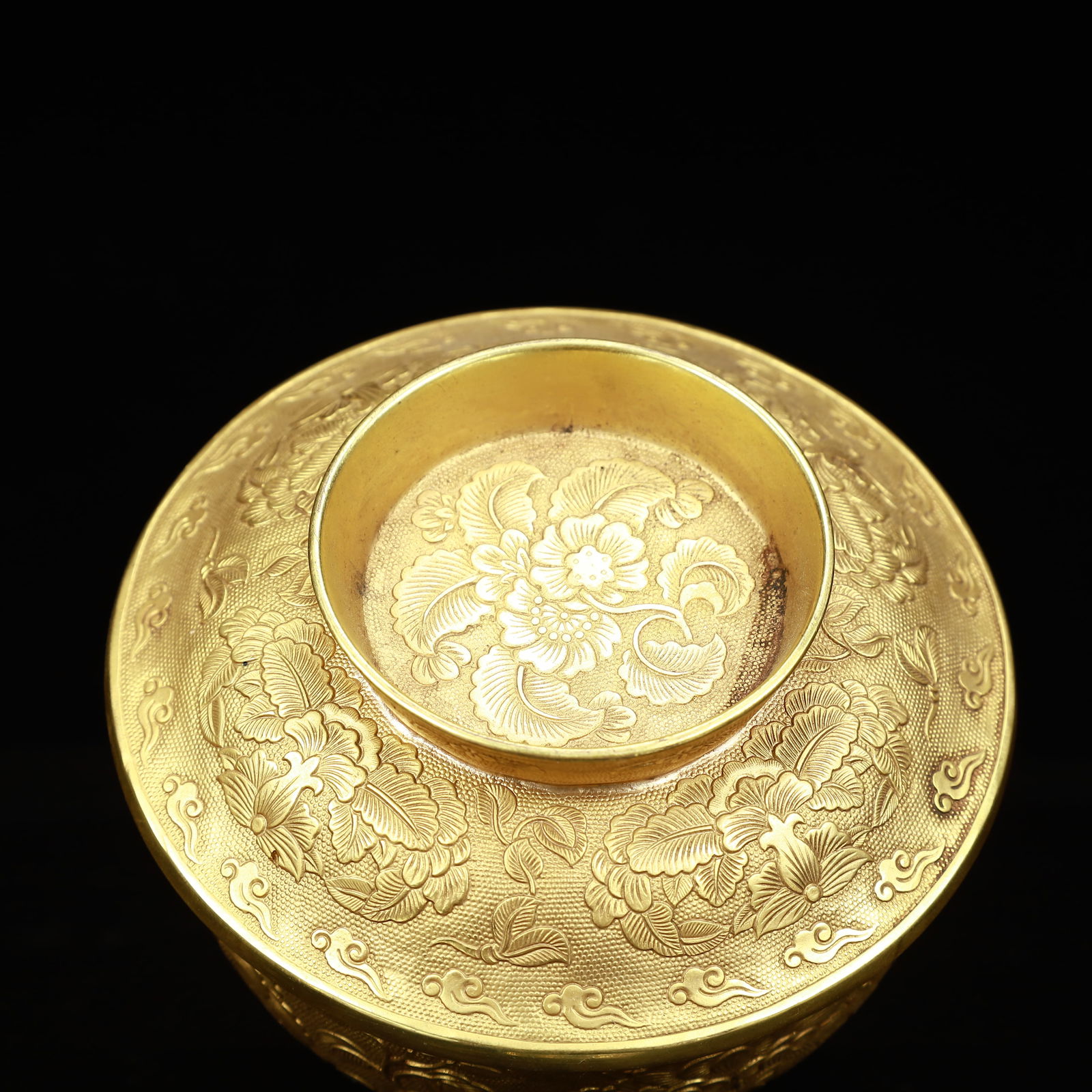 An Exquisite Gilt Bronze Flower Pattern Vase - 6