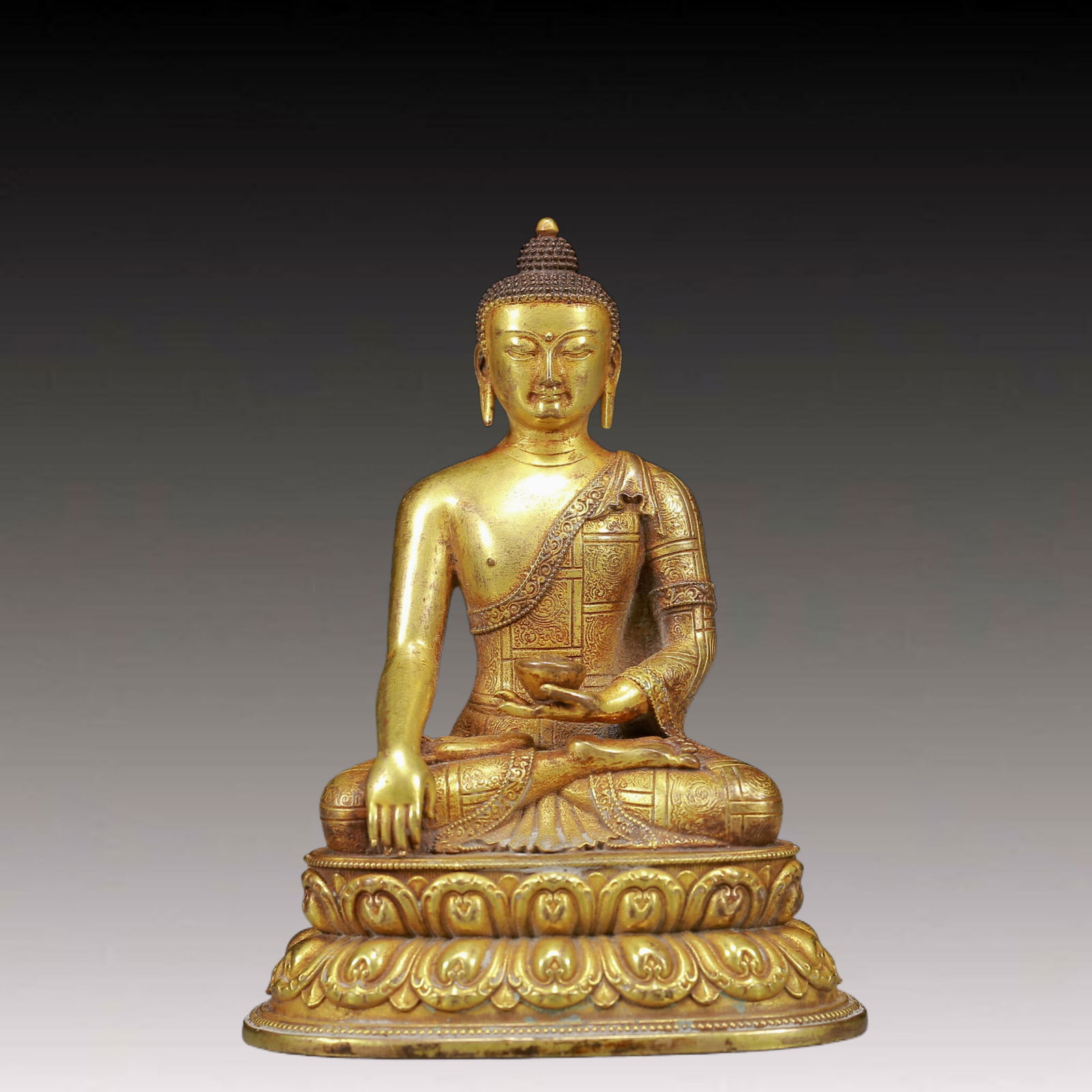 A Solemn Gilt Bronze Statue of Sakyamuni: A Solemn Gilt Bronze Statue of Sakyamuni,Ming Dynasty, China,Size:3inx2.2inx3.9in,Weight:370g 铜鎏金释迦摩尼像，明代