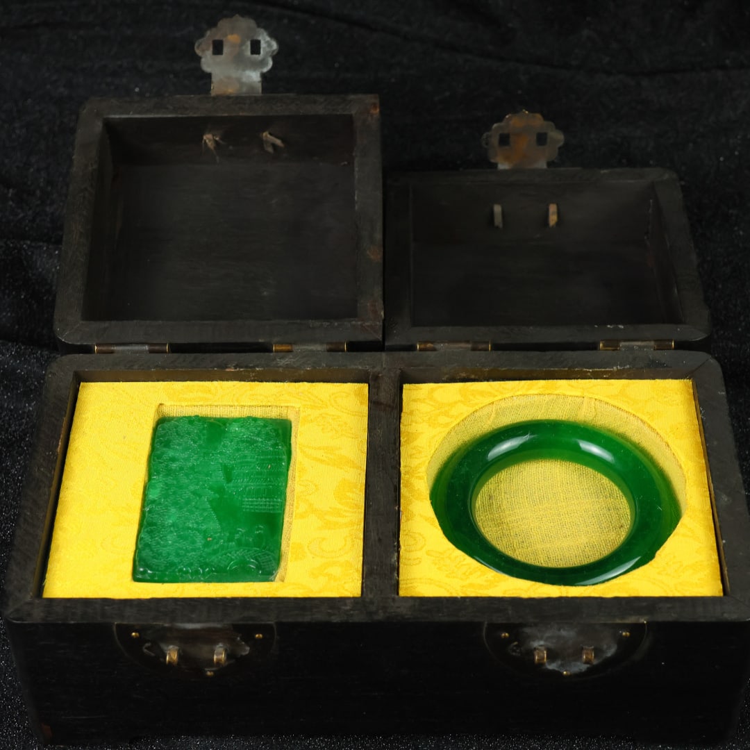 A Set of Fine Jewelry: A Set of Fine Jewelry 一套精美的首饰