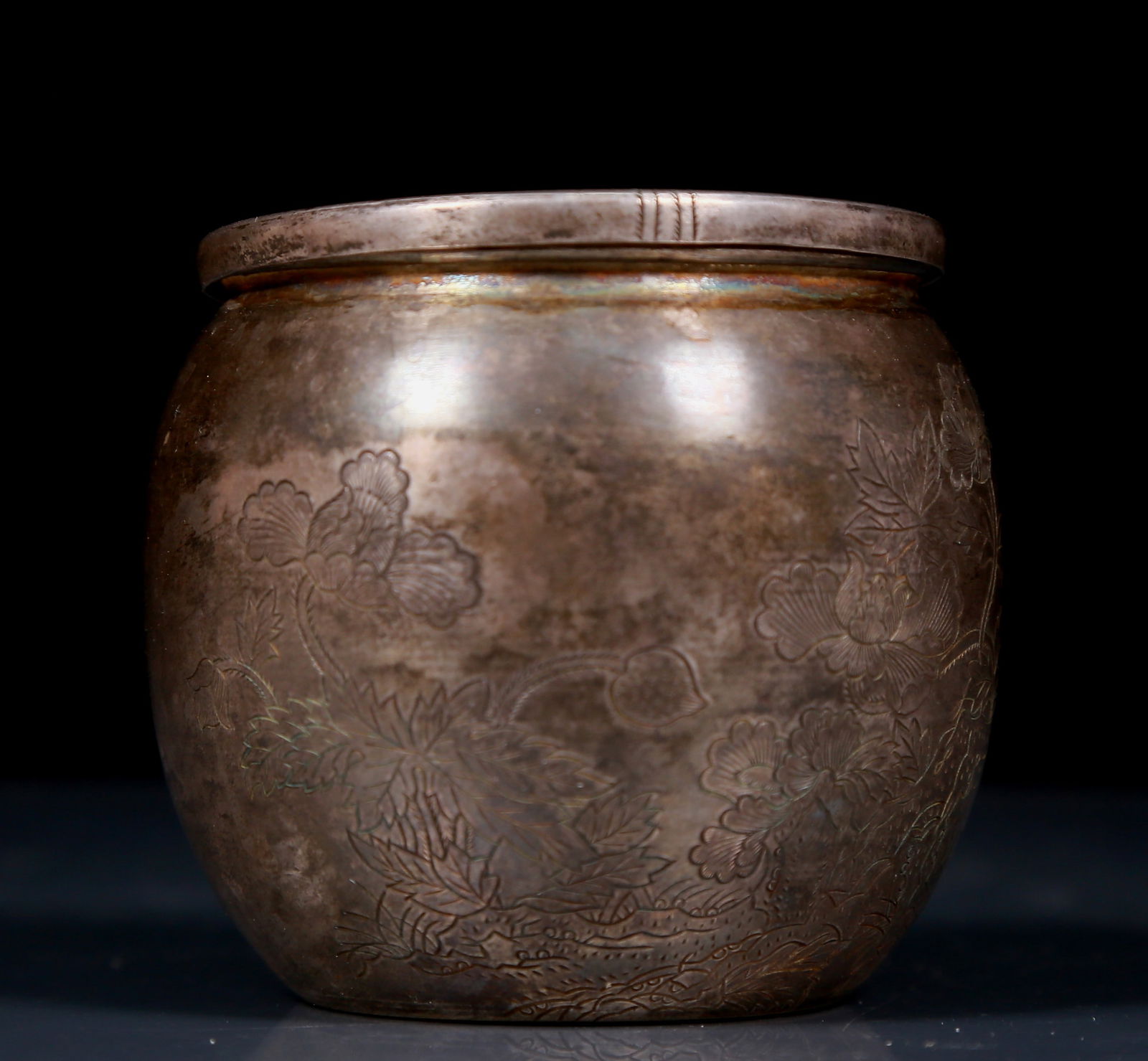 An Exquisite Silver Flower Pattern Jar