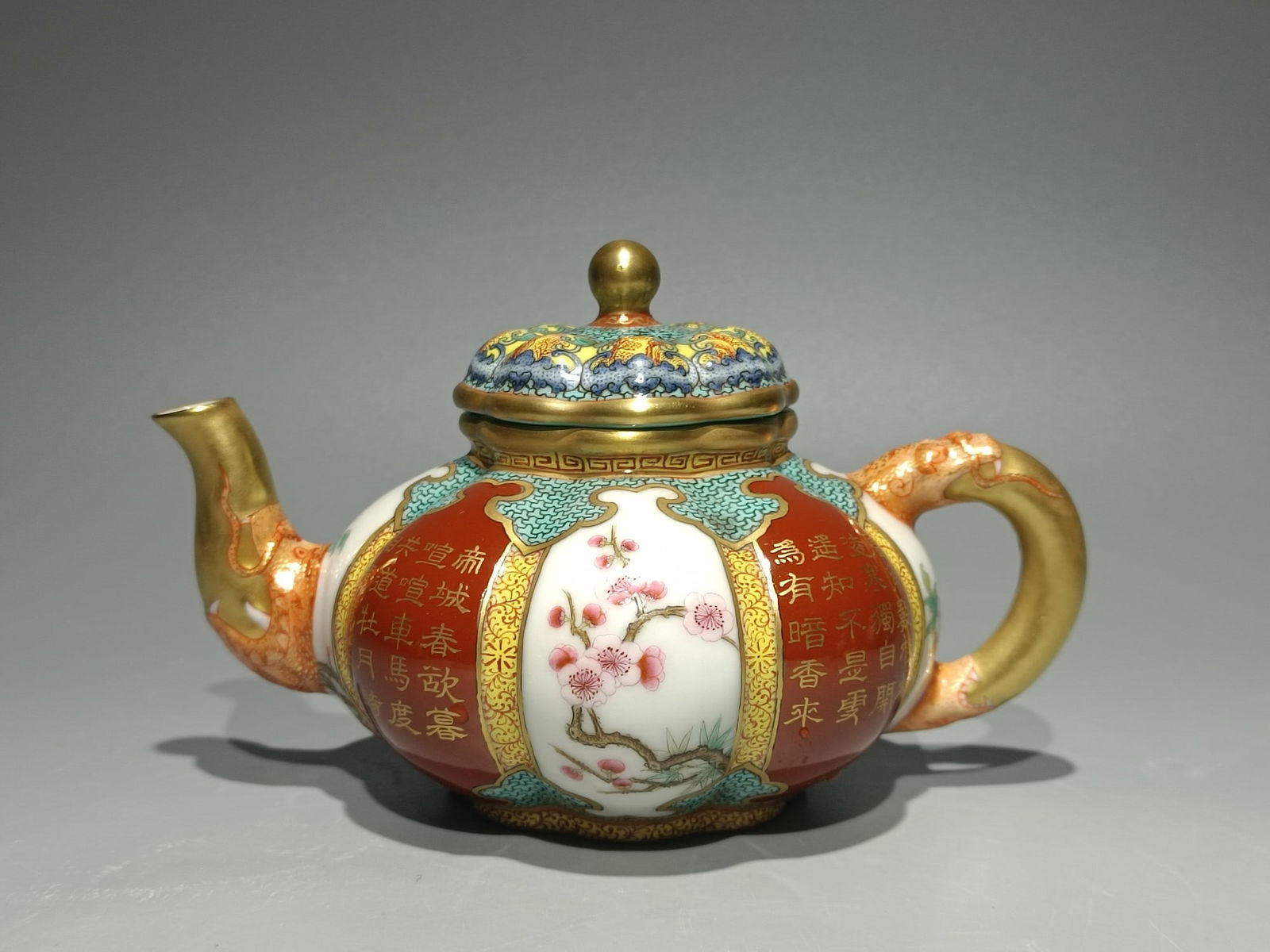 An Exquisite Enamel Coral Red Glazed Painted Gold Flower Pattern Pot,with poem: An Exquisite Enamel Coral Red Glazed Painted Gold Flower Pattern Pot,with poem,Qing Dynasty,China,Qianlong Four-character Mark,Size:3.9inx6.4in 