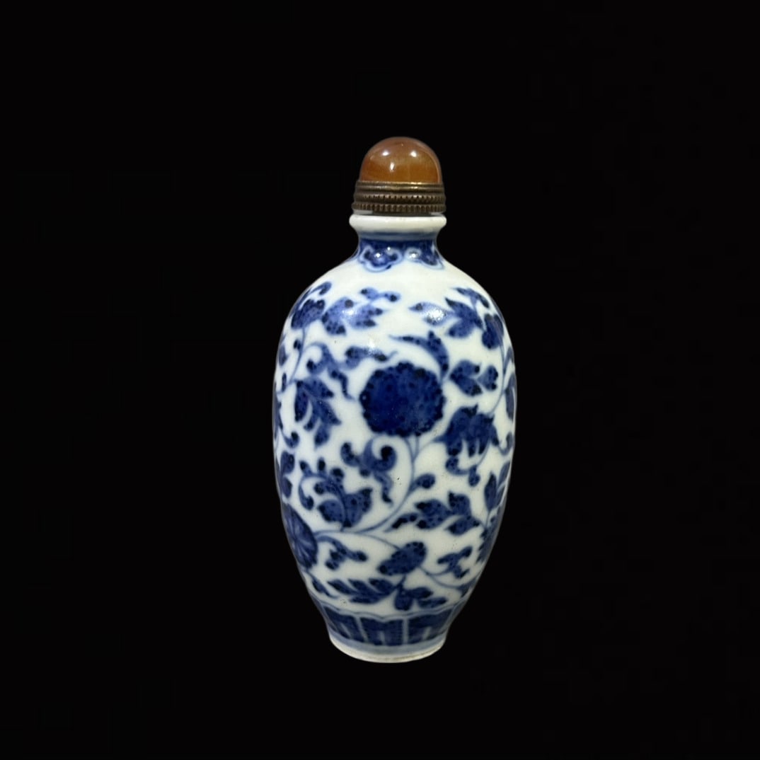 An Exquisite Blue and White Lotus Pattern Snuff Bottle: An Exquisite Blue and White Lotus Pattern Snuff Bottle,Qing Dynasty,China,Qianlong Four-character Mark,Size:3.5inx1.6in