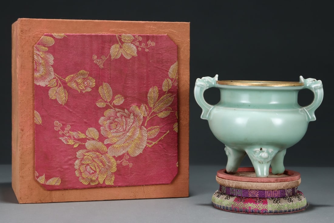 An Exquisite Longquan yao Celadon Glazed Cover with Gold Double-Ears and Tripod Censer: An Exquisite Longquan yao Celadon Glazed Cover with Gold Double-Ears and Tripod Censer,Song Dynasty,China,Size:5.3inx6.7in 