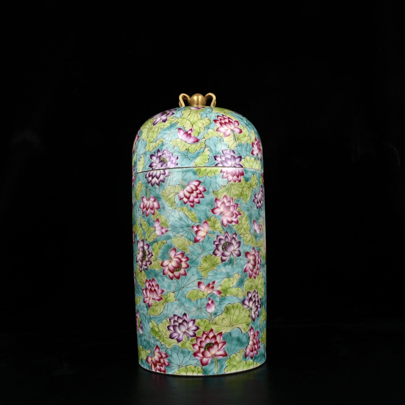 An Exquisite Enamel Lotus Pattern Jar with Cover: An Exquisite Enamel Lotus Pattern Jar with Cover,Qing Dynasty,China,Qianlong Six-character Mark,Size:13.4inx6.7in 珐琅彩荷花纹盖罐,中国ę