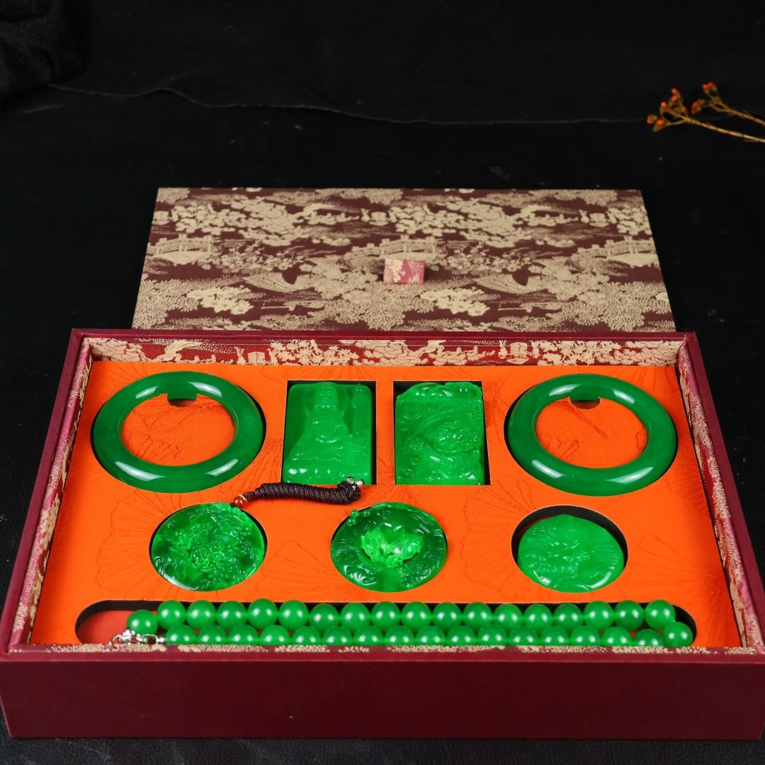 A Set of Fine Jewelry: A Set of Fine Jewelry 一套精美的首饰