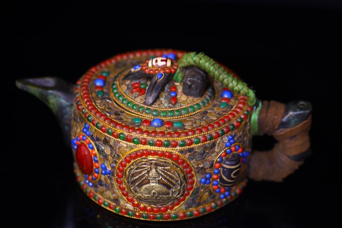 A Rare Meteorite Cloisonne Inlaid Dzi Bead and Gems Teapot: A Rare Meteorite Cloisonne Inlaid Dzi Bead and Gems Teapot,Qing Dynasty,China,Size:3inx7.1in,Weight:750g 陨石掐丝嵌天珠和宝石茶壶