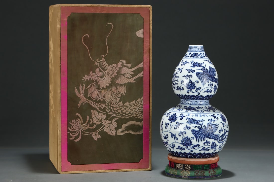 An Exquisite Blue and White Lotus and Phoenix Pattern Gourd-Shaped Vase (1 of 8)