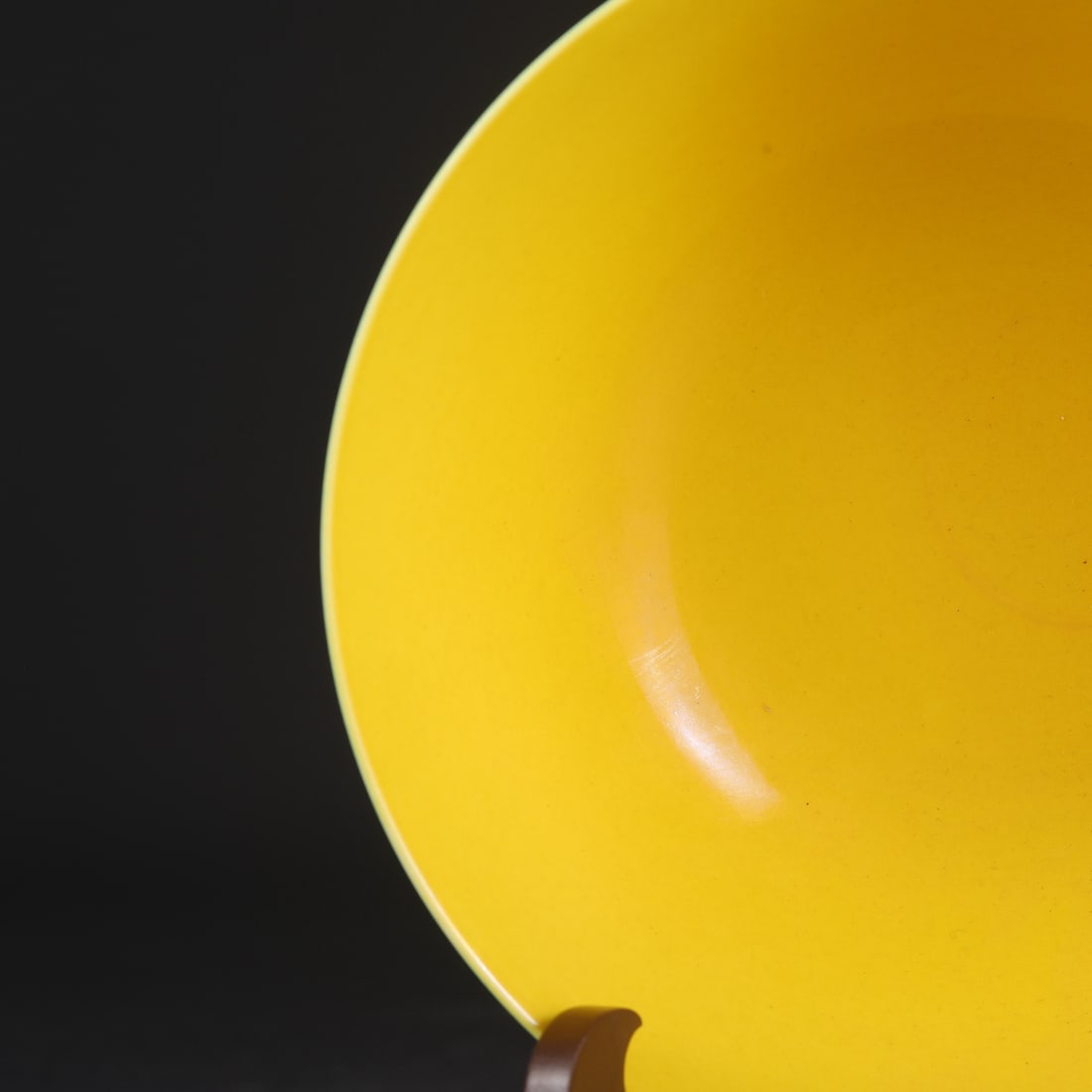 An Exquisite Yellow Ground Green Glazed Bowl - 4