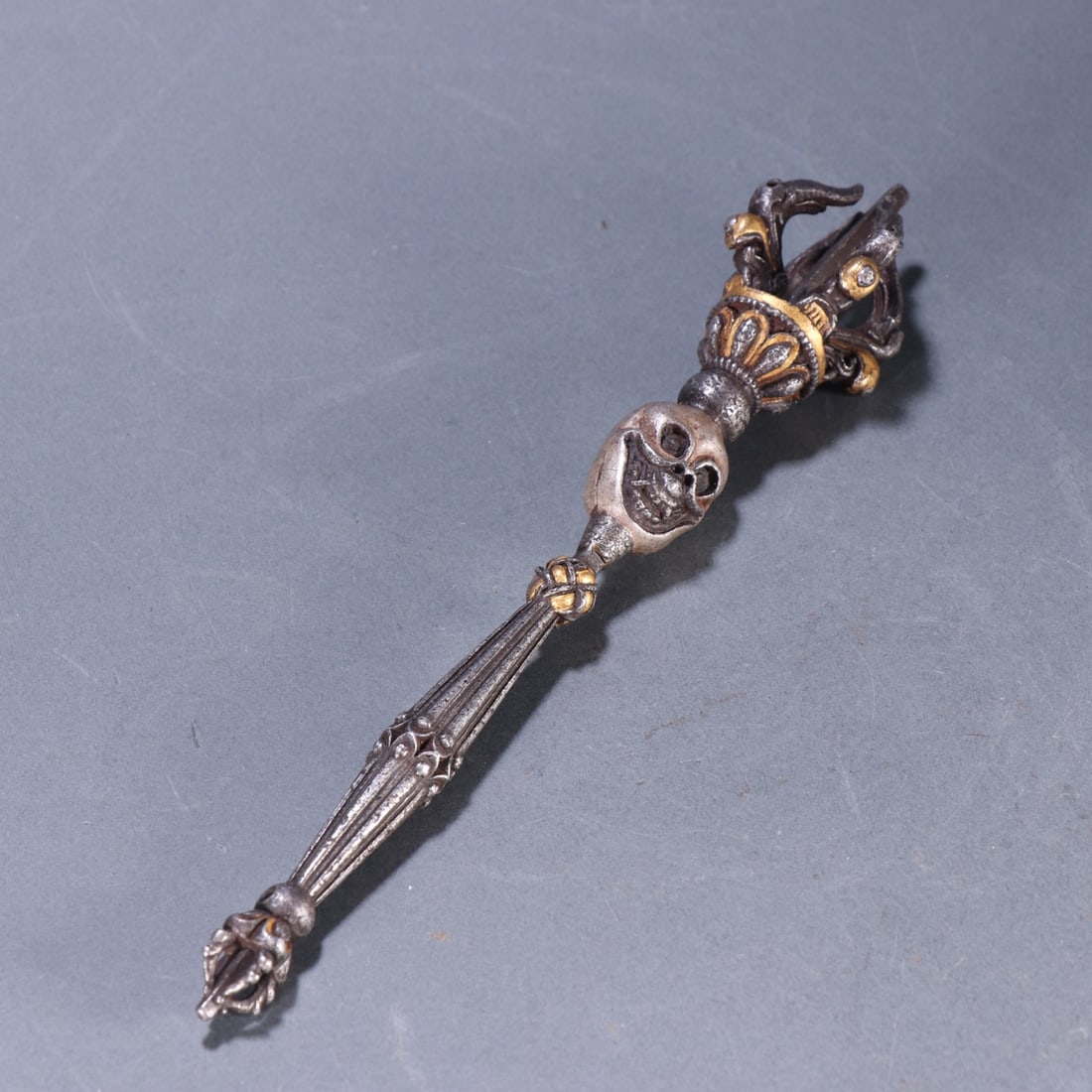 A Fine Iron-plated gold Vajry Pestle: A Fine Iron-plated gold Vajry Pestle,Qing Dynasty, China,Size:8.1inx1.6inx62.3in Weight:158.2g 铁鎏金金刚杵,中国清代