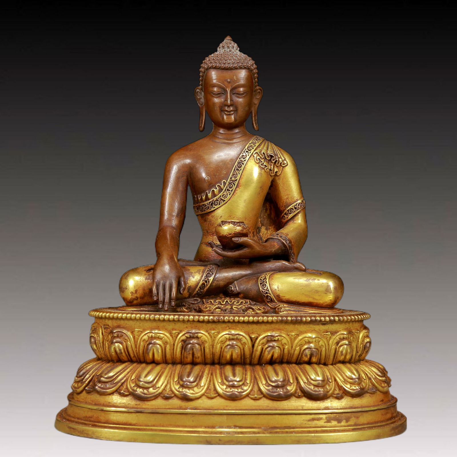 A Solemn Gilt Bronze Statue of Sakyamuni: A Solemn Gilt Bronze Statue of Sakyamuni,Ming Dynasty, China,Size:7.5inx5.5inx9.1in,Weight:3485g 铜鎏金释迦摩尼像，明代