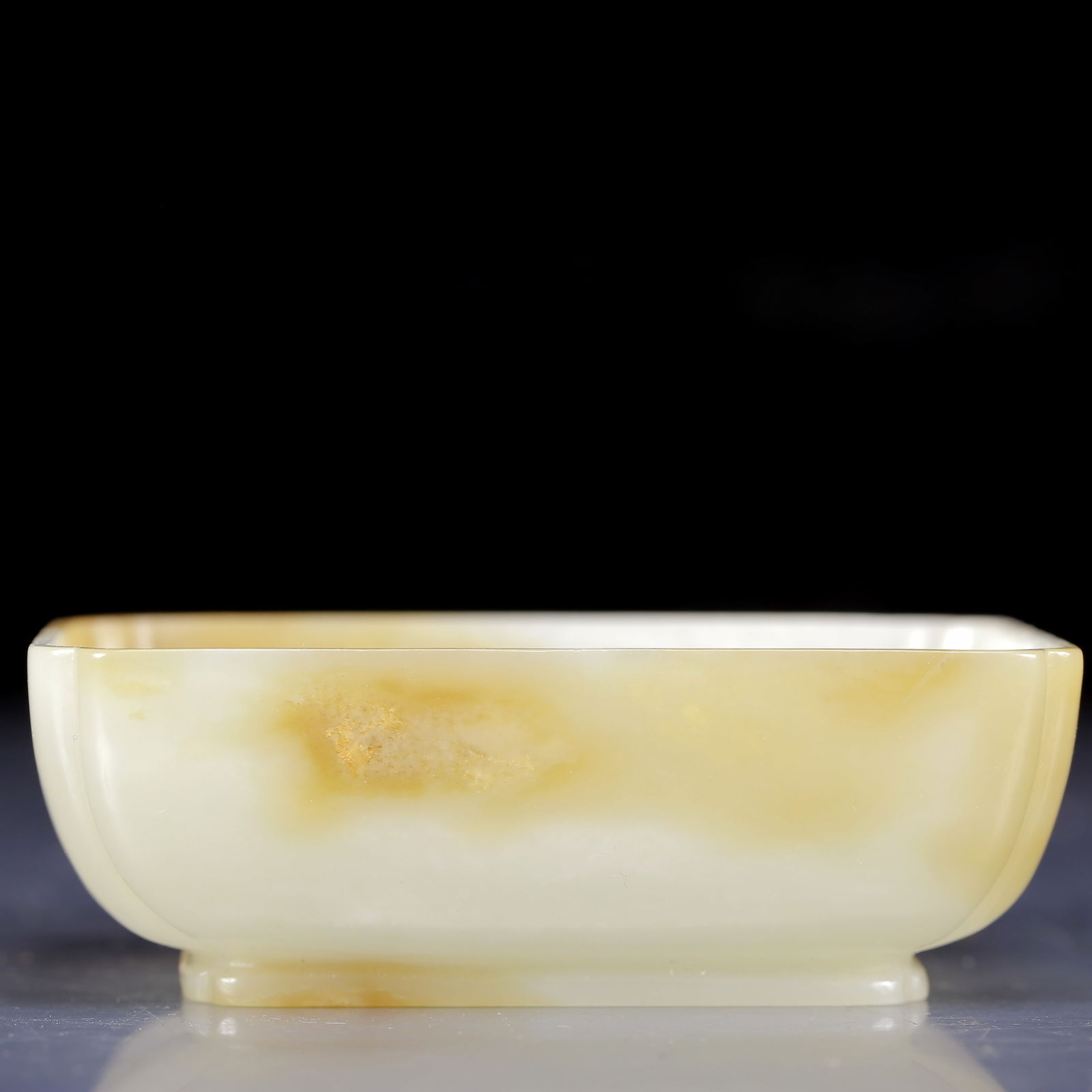 An Exquisite White Jade Brush Washer: An Exquisite White Jade Brush Washer,Qing Dynasty, China,Size:3.5inx2.8inx1.2in,Weight:90g 白玉笔洗，清代