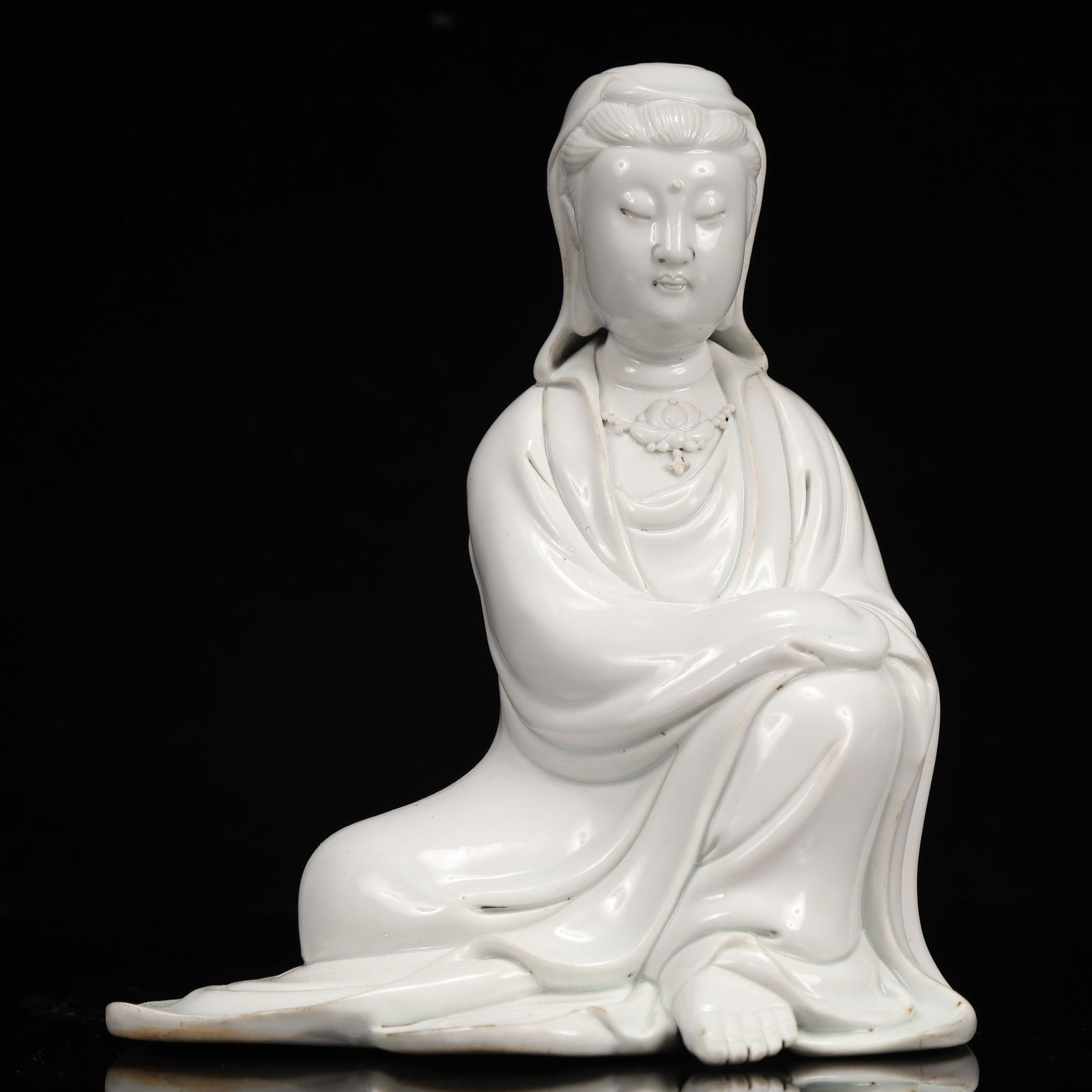 An Exquisite Blance-De-Chine Statue of Avalokitesvara: An Exquisite Blance-De-Chine Statue of Avalokitesvara, Qing Dynasty, China, With Mark, Size:6.7inx4.7inx8.3in, Weight:950g 