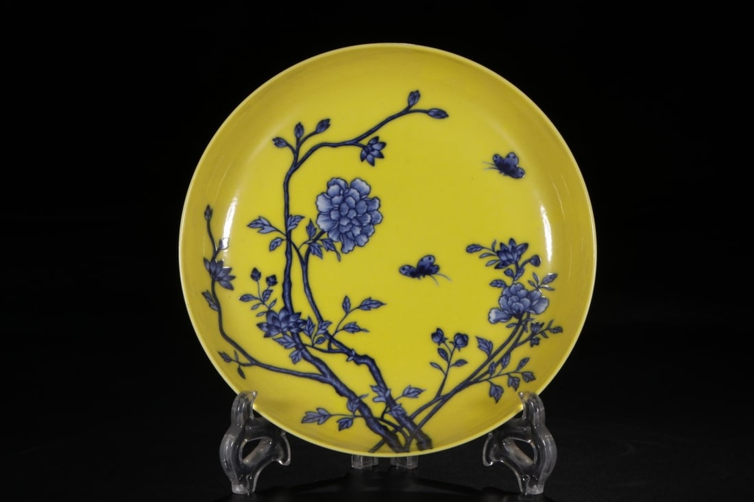 An Exquisite Yellow Ground Blue and White Flower and Butterfly Pattern Plate: An Exquisite Yellow Ground Blue and White Flower and Butterfly Pattern Plate,Qing Dynasty,China,Yongzheng Six-character Mark,Size:1.6inx7.8in 