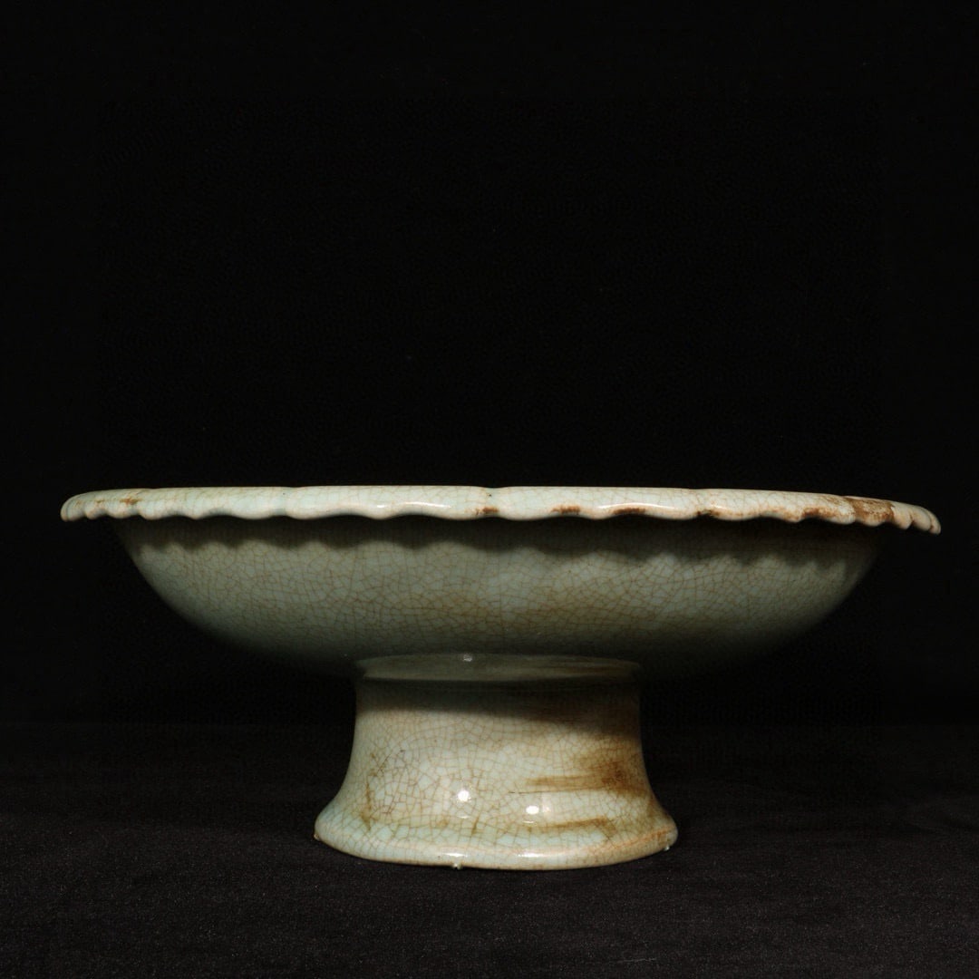 An Exquisite Ru yao Flower Pattern Plate: An Exquisite Ru yao Flower Pattern Plate,Song Dynasty,China,Size:3.3inx8.7in 汝窑花卉纹盘,中国宋代