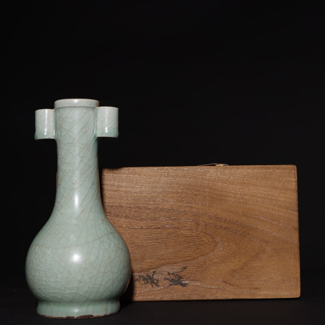 An Exquisite Longquan yao Double-Ears Vase: An Exquisite Longquan yao Double-Ears Vase,Song Dynasty,China,Size:11inx3.9in 龙泉窑双耳瓶,中国宋代