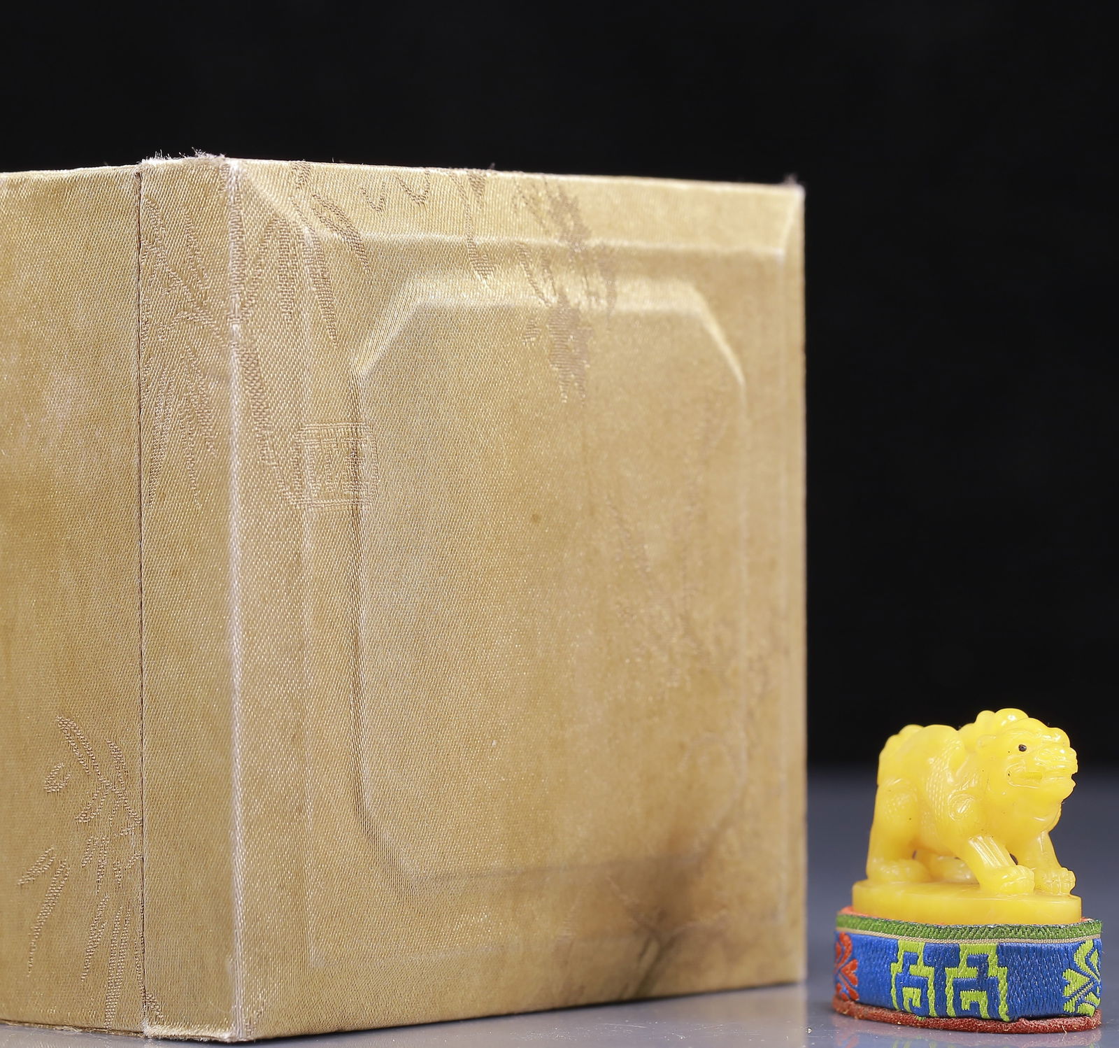 An Exquisite Tianhuang Stone Auspicious Beast Pattern Seal: An Exquisite Tianhuang Stone Auspicious Beast Pattern Seal,Qing Dynasty, China,Kangxi Mark,Size:1.6inx0.8inx1.2in,Weight:30g 田黄石瑞兽纹印章，