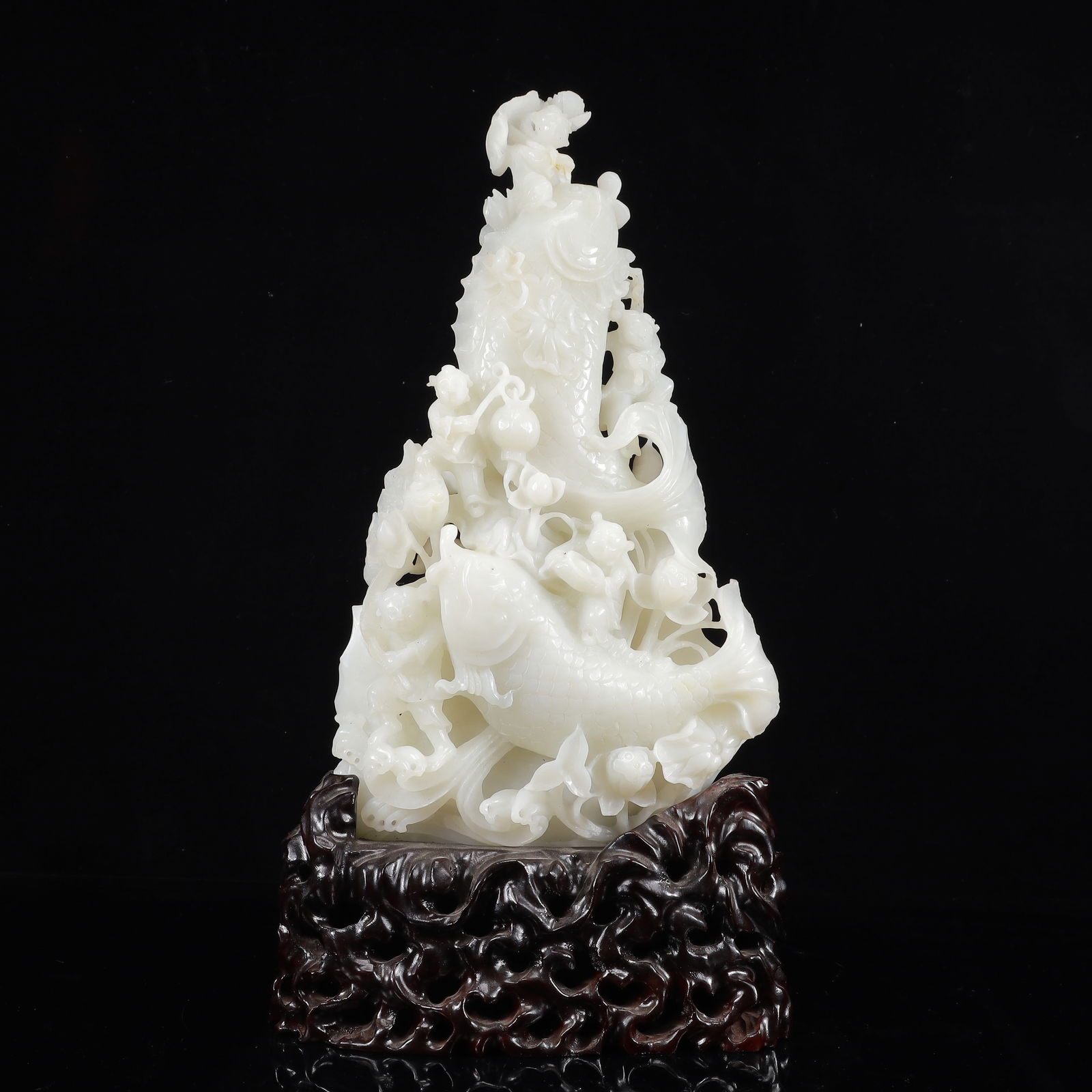 An Exquisite White Jade Fish Ornament: An Exquisite White Jade Fish Ornament,Qing Dynasty,China,Size:7.5inx2inx14.2in,Weight:3200g 白玉鱼摆件,中国清代