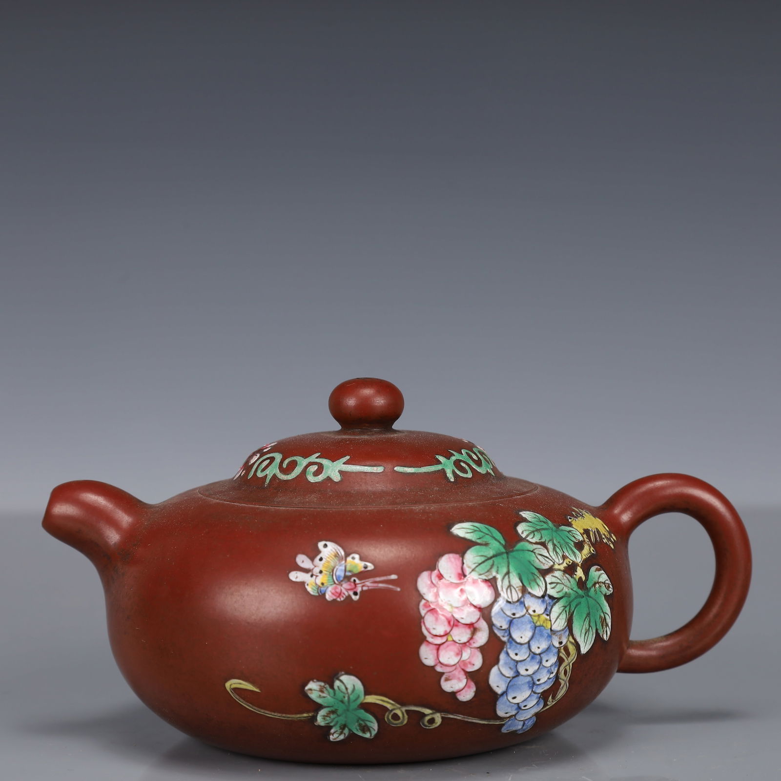 An Exquisite Purple Sands Grapes Pattern Censer: An Exquisite Purple Sands Grapes Pattern Censer,Modern Time of China,Shao Yunqin Mark,Size:5.5inx4.3inx2.8in,Weight:240g 