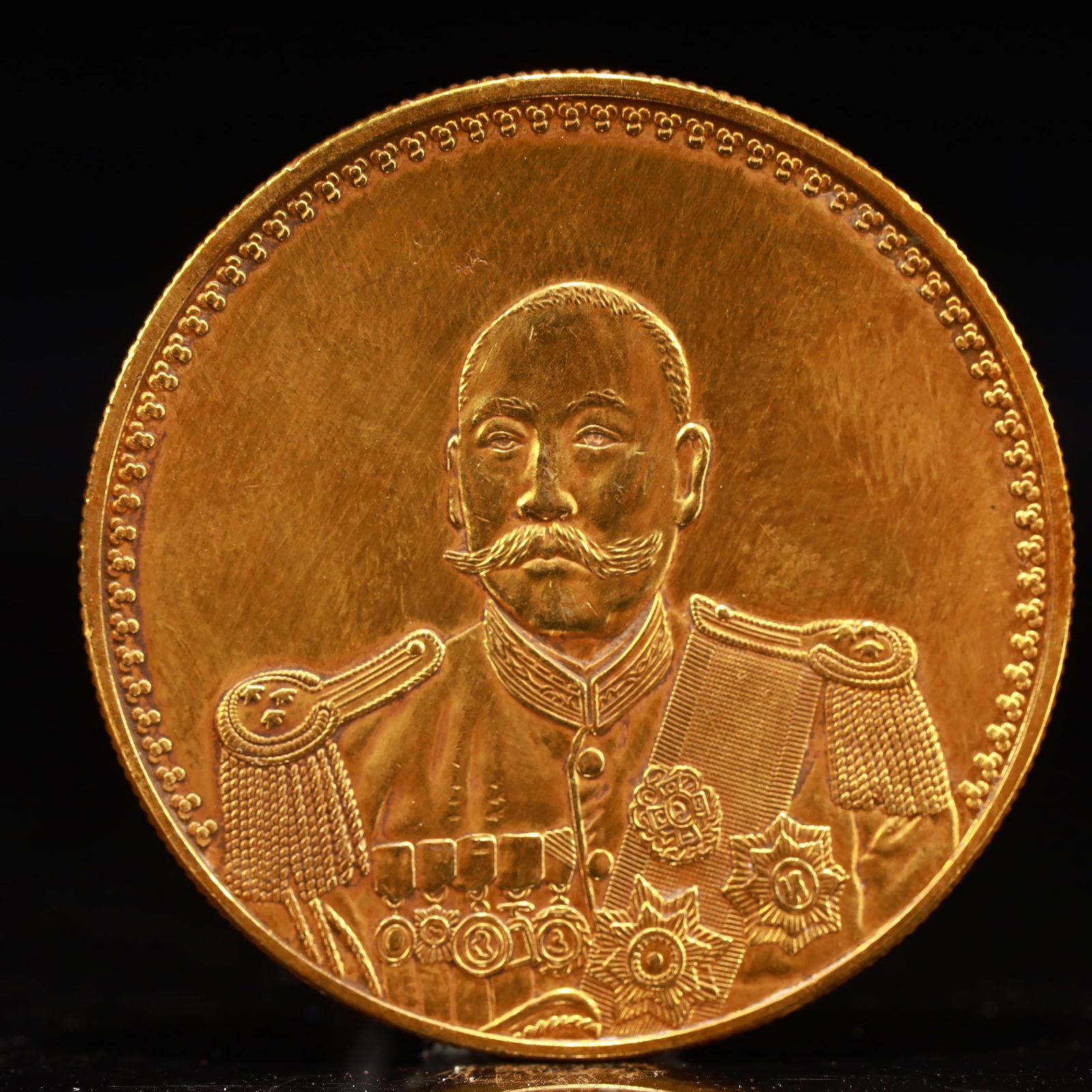 An Exquisite Gold Coin: An Exquisite Gold Coin,the Republic of China, Size:1.5in Weight:37.5g