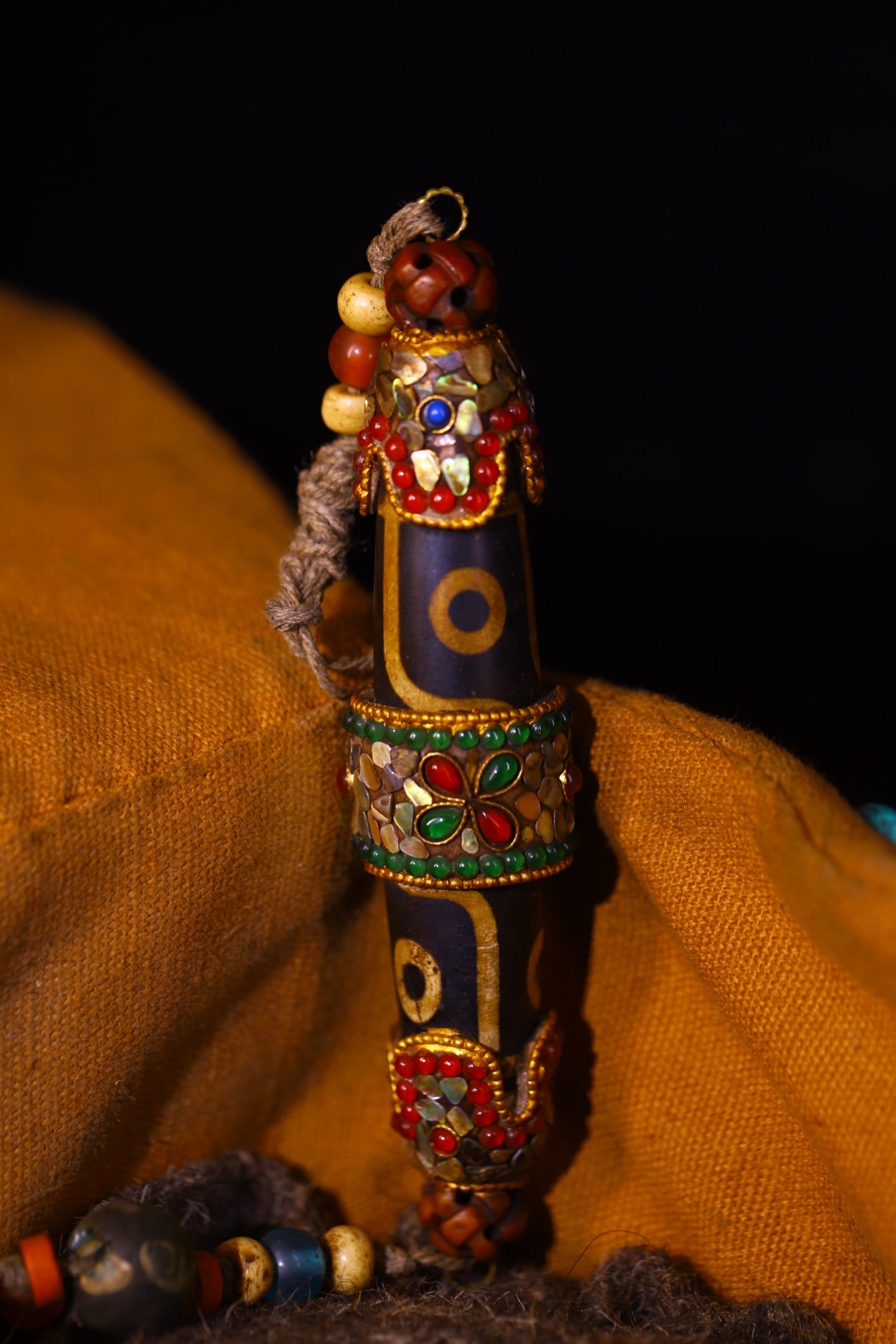 A Rare Agate Cloisonne Inlaid Gems Dzi Bead: A Rare Agate Cloisonne Inlaid Gems Dzi Bead,Qing Dynasty,China,Size:5.3inx1.1in,Weight:100g 玛瑙掐丝嵌宝石天珠,中国清代